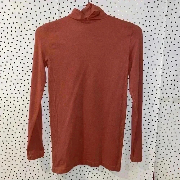 Lululemon Yin Vibes Turtleneck - Picture 2 of 5